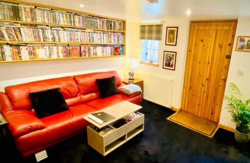 Central Aberdeen Cabaña | Unique Converted Coal Shed in Historic Fittie