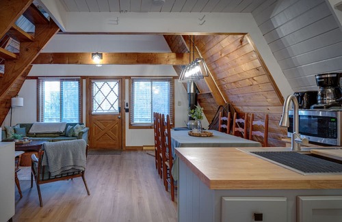 Boyne Falls Cabina | 10 min to Boyne Mountain - Cozy A-Frame Cabin - Springbrook Retreat