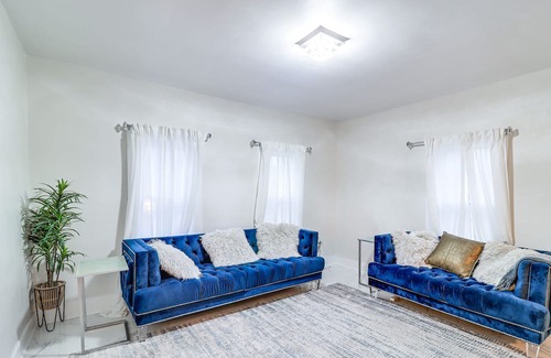 Belleville Casa | Michigan Retreat w/ Screened-In Porch, Near Lakes!