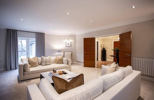 Crawcrook Casa | Welcome to our 5-bed, pool haven in the heart of Medburn Village, Newcastle