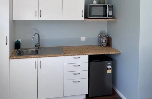 Raumati South Apartamento | Beachfront Raumati Beach private and cozy new studio