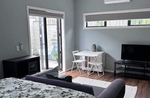 Raumati South Apartamento | Beachfront Raumati Beach private and cozy new studio
