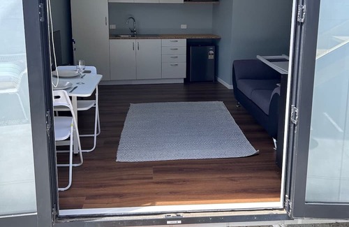 Raumati South Apartamento | Beachfront Raumati Beach private and cozy new studio