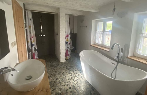 Oberndorf Casa | Reetdachkate am Deich auf Großem Grundstück