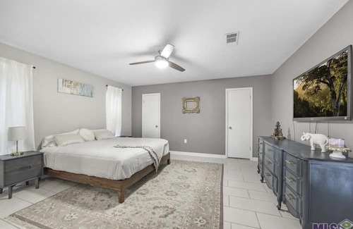 Broadmoor Casa | Large modern cozy spacious home great Location 2min from interstate Private yard