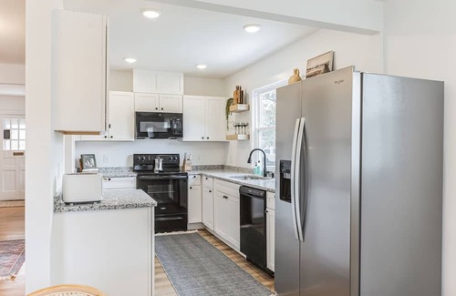 Princess Place Casa | Stylish 3 BR House: 1 King Suite. No Cleaning Fee!