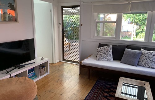 Budgewoi Cabaña | Cute original 60’s Budgewoi beach house. 5 minute walk to beach & pet friendly!