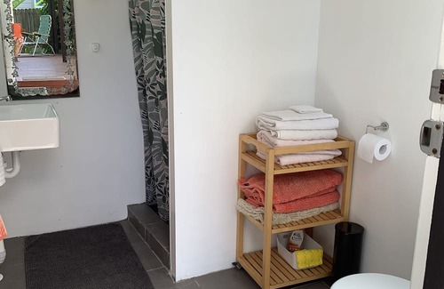 Budgewoi Cabaña | Cute original 60’s Budgewoi beach house. 5 minute walk to beach & pet friendly!