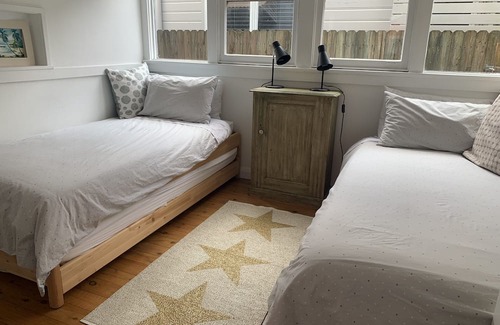 Budgewoi Cabaña | Cute original 60’s Budgewoi beach house. 5 minute walk to beach & pet friendly!