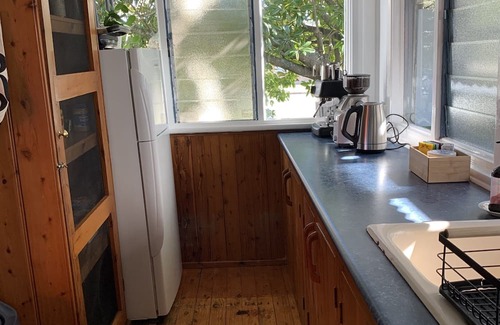 Budgewoi Cabaña | Cute original 60’s Budgewoi beach house. 5 minute walk to beach & pet friendly!