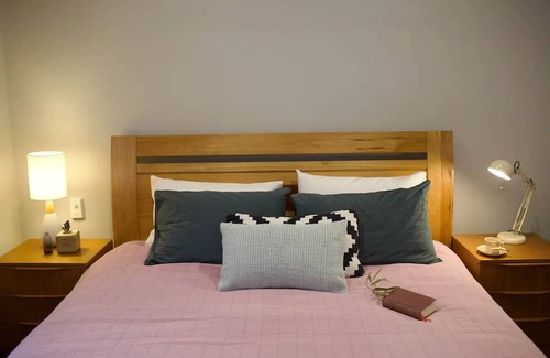 Adelaide Cabina | Spacious and luxurious mid-century home. Huge family backyard- eco-friendly!