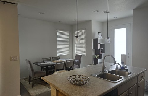 Aurora Casa | New built bright, cozy & stylish 3br place with garage