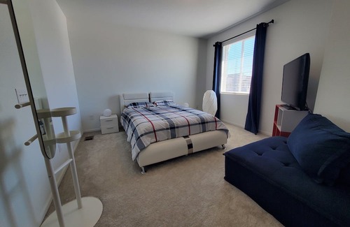 Aurora Casa | New built bright, cozy & stylish 3br place with garage