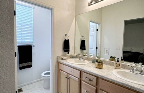 Aurora Casa | New built bright, cozy & stylish 3br place with garage