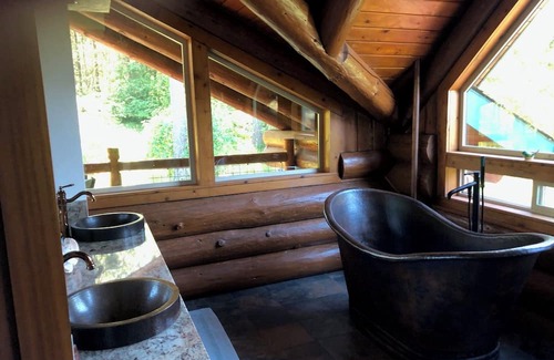 Eugene Casa | Spectacular log lodge on 5 acres of parkland 10 minutes from the city of Eugene
