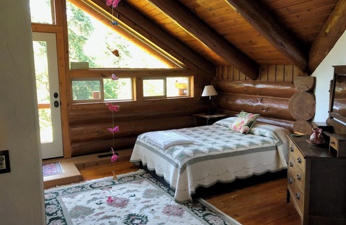Eugene Casa | Spectacular log lodge on 5 acres of parkland 10 minutes from the city of Eugene