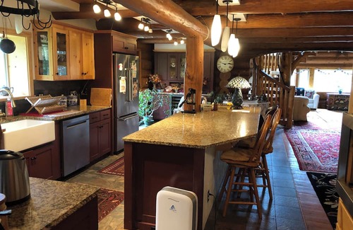 Eugene Casa | Spectacular log lodge on 5 acres of parkland 10 minutes from the city of Eugene