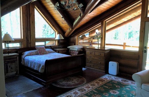 Eugene Casa | Spectacular log lodge on 5 acres of parkland 10 minutes from the city of Eugene