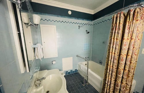 Clemmons Apartamento | Johnson Room King - Non- Smoking- No Pet