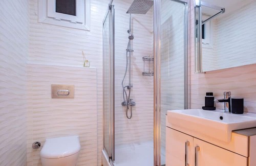 Maltepe Apartamento | Sleek Flat near Public Transportation in Maltepe