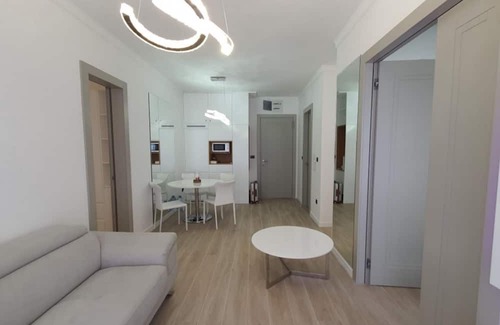 Maini Apartamento | Luminous Apartment with Balcony near Budva Riviera