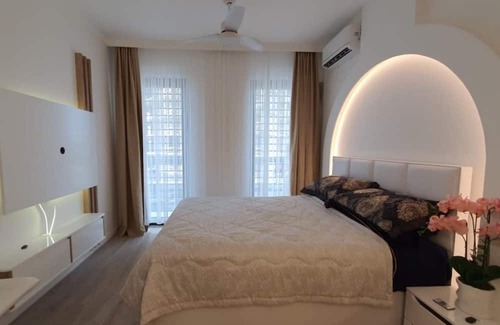 Maini Apartamento | Luminous Apartment with Balcony near Budva Riviera