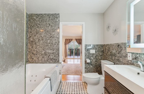 Sequoyah Apartamento | Modern Luxury in Oakland Oasis: Spacious Modern
