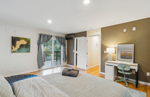 Sequoyah Apartamento | Modern Luxury in Oakland Oasis: Spacious Modern