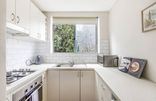 St. Kilda East Apartamento | The Leafy LandsdowneA Cosy Poolside Studio