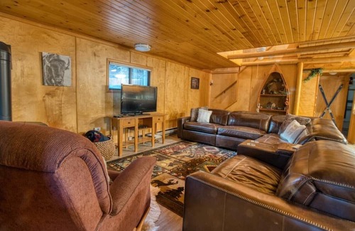Island Park Cabina | Cozy Bear Cabin | Sleeps 8 | Close to River | 33 miles to YNP