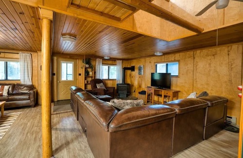 Island Park Cabina | Cozy Bear Cabin | Sleeps 8 | Close to River | 33 miles to YNP
