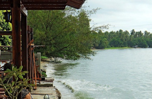 Mae Ram Phueng Casa | The best 3-star hotel in Bang Saphan located right next to Mae Ram Phueng Beach