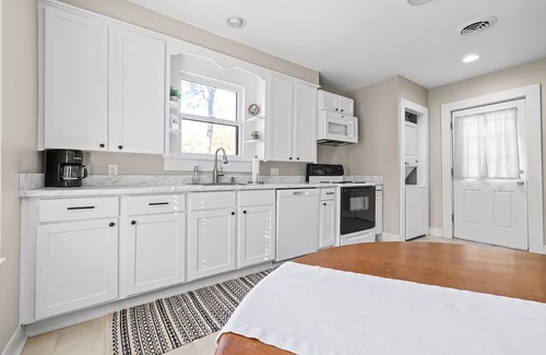 Pineville Apartamento | Remodeled Historical Apt with comfortable furnishings. Safe, convenient area