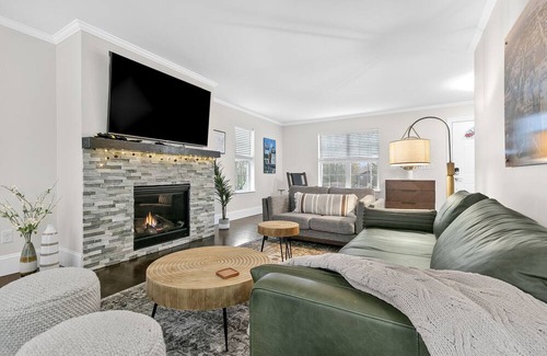Green Bay Casa | The Hilltop Hideaway with Hot Tub