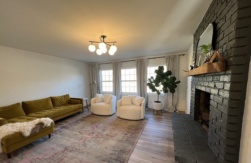 Pittsburg Casa | Freshly renovated modern 4 bd+3 ba home just 2 miles from hospital and college!