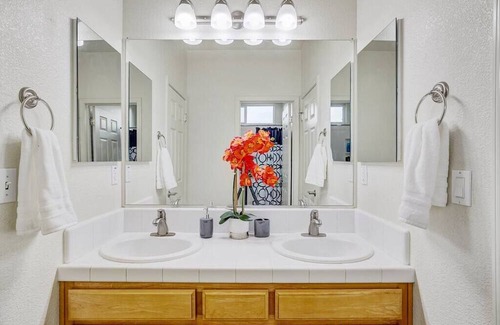 Windsor Casa | 5BD WineCountry Home w/ HotTub, BBQ, & Billiards