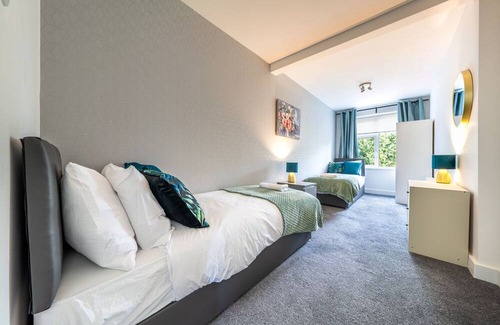 Luton Casa | Captivating 4 BR Terraced House in Luton's Prime Location