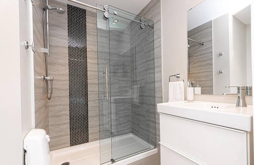 Desjardins Apartamento | La Petite Vue - Private Bathroom and Terrace