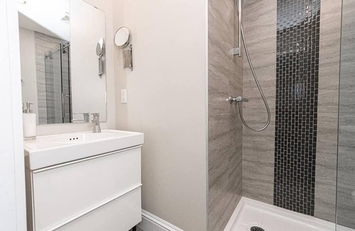 Desjardins Apartamento | La Grande Vue - Private Bathroom and Terrace