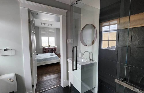 Desjardins Apartamento | La Juliette - Private Bathroom and Balcony