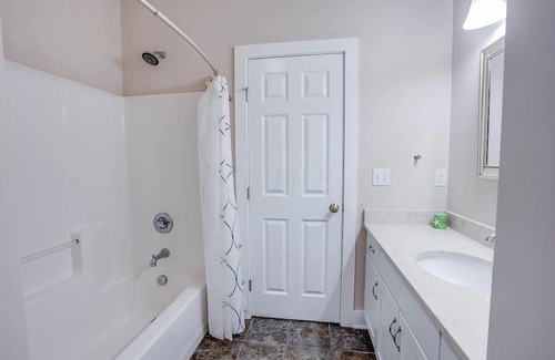 Johnstown Casa | Heartland Woods Ohio~8 Acres~Secluded Nature Escape~Flex Cancellation~King beds