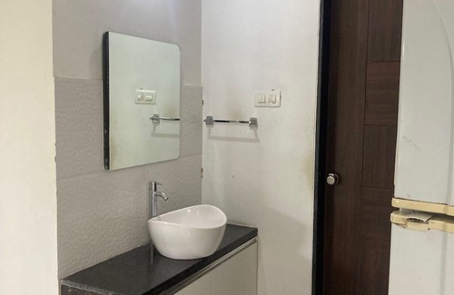 Pune Apartamento | Secluded 2BHK in Prime Central Pune :Your Second home