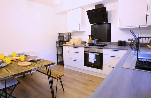 Prestwich Casa | Pass the Keys | King Bed House Next To Heaton Park | W&M Discounts