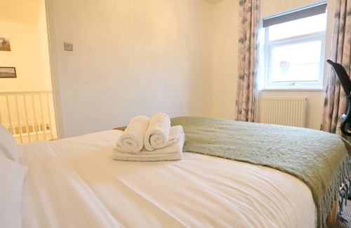 Prestwich Casa | Pass the Keys | King Bed House Next To Heaton Park | W&M Discounts
