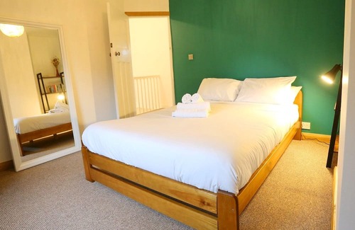 Prestwich Casa | Pass the Keys | King Bed House Next To Heaton Park | W&M Discounts