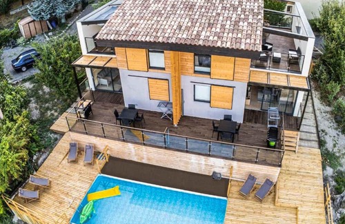 Marcoux Casa | This beautiful and modern vacation home welcomes you with a breathtaking mountain view.
