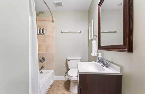 West End Apartamento | Newly Renovated-In Historic West End-Sleeps 8