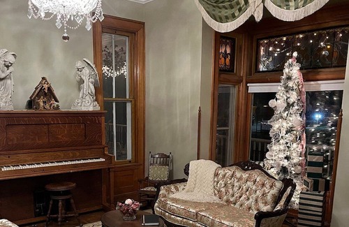 Manistee Cama Y Desayuno | The Chandelier Bed & Breakfast ROOM#5