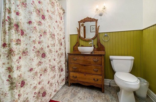 Manistee Cama Y Desayuno | The Chandelier Bed & Breakfast ROOM#5