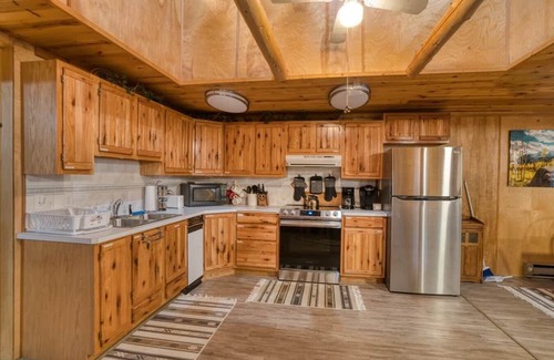Island Park Cabina | Cozy Bear Cabin | Sleeps 8 | Close to River | 33 miles to YNP